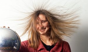 Vrlo jednostvano: Pomoću ovog trika vaša kosa više neće biti naelektrisana