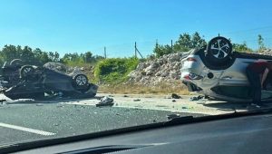 U teškoj saobraćajnoj nesreći dva automobila završila na krovu, jedno lice povrijeđeno