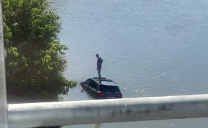 Auto u rijeci, vozač na krovu: Neobična saobraćajka u Doboju FOTO