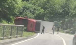 Potvrđeno! Vozač preminuo nakon prevrtanja kamiona – dugo ga izvlačili iz vozila