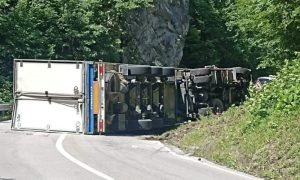 Teška nesreća na putu u BiH: Kamion se prevrnuo, vozač poginuo!?