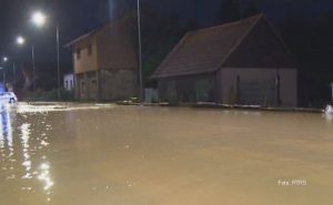 Nevrijeme u Prijedoru: Voda prodrla u kuće, poplavljen put prema Kozarskoj Dubici VIDEO