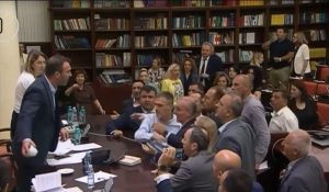 Incident u parlamentu Sjeverne Makedonije: Šoljicom za kafu gađao poslanika VIDEO
