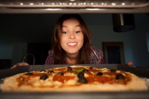 Nemojte žuriti do mikrotalasne: Kako podgrijati picu a da ne izgubi na ukusu