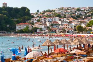 Sijeku se nokti i pije se kafa: Hit fotografija sa plaže u Crnoj Gori FOTO