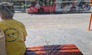 Oprezno na autobuskom stajalištu: Polomljeno staklo u centru Banjaluke FOTO