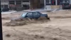 Uragan u Turskoj, ima poginulih: Ulice Ankare pod vodom, bujica nosi automobile VIDEO