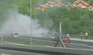 Vatrogasci na terenu: Gori automobil na auto-putu