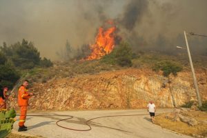 Izbio nedaleko od dva predgrađa: Grčki vatrogasci se već drugi dan bore s požarom kod Atine