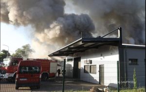 Požar kod Siska, gori tvornica koja se bavi skupljanjem i obradom otpada VIDEO