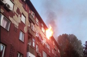 Borba s požarom u Zenici: Izbio u stanu, pa se proširio na krov zgrade VIDEO