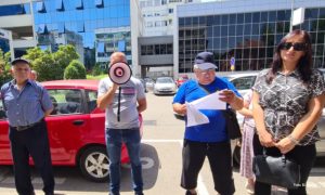 Mještani Donjih Kola protestuju ispred “Vodovoda”: Tražimo cisterne vode, gradonačelnik je obećao