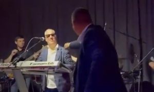 Snimak izazvao brojne reakcije: Usred nastupa prišao Saši Matiću i mahao mu ispred nosa VIDEO