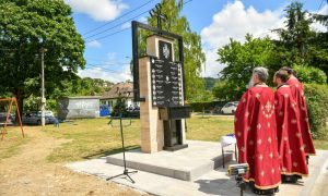 Dali živote za Srpsku: Otkriven i osveštan Spomenik palim borcima u Srpskim Toplicama