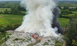 Gori divlja deponija: Veliki oblak dima iznad Srpca