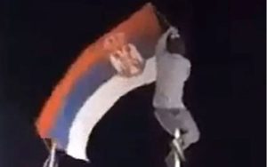 Policija se još nije oglasila: Mladić u Požegi skinuo srpsku zastavu VIDEO