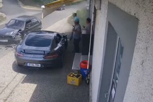 Bizarna nezgoda “golfa” i skupocjenog “mercedesa”: Jedno lice povrijeđeno  VIDEO