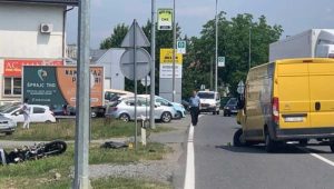 Stravičan sudar motora i poštanskog kombija: Jedna osoba poginula