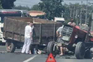 Teška saobraćajna nesreća: U sudaru traktora i automobila povrijeđene dvije osobe FOTO