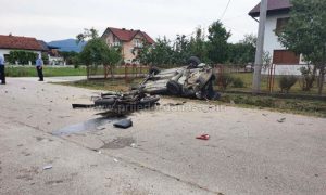 Motociklista nakon sudara prevezen u UKC: “Pasat” završio na krovu pored puta