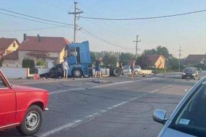 Direktan sudar automobila i kamiona: Muškarac na mjestu ostao mrtav VIDEO
