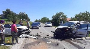 Stravičan sudar dva vozila: Jedna osoba teže povrijeđena