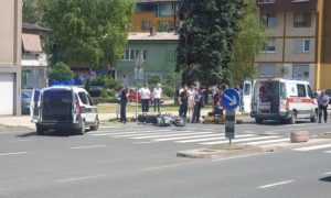 Vozač prevezen u bolnicu: Sudarili se auto i policijski motocikl