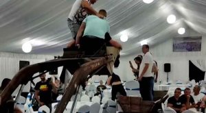 Samo u srpskim svadbama: Pjevačica na zaprežnim kolima, traktor pod šatorom VIDEO