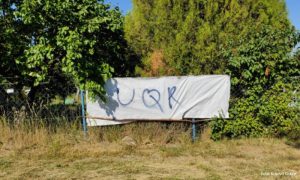 Provokacija za Srbe na Kosmetu: Natpis “UČK” osvanuo na ogradi porodice Trajković