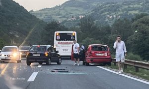 Sudar autobusa i automobila, saobraćaj se odvija jednom trakom