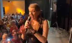 Pjevačica napravila lom u Njemačkoj: Viki Miljković zapjevala ispred zastave Jugoslavije VIDEO