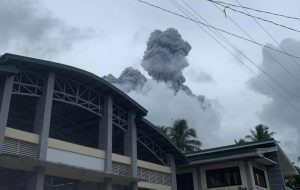 Uzbuna zbog vulkana: Zastrašujući snimci erupcije, stub pepela visok kilometar