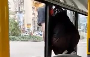 Novosađanka iskočila kroz prozor autobusa da bi pobjegla od kontrolora VIDEO