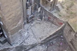 Izbjegnuta tragedija: Srušio se zid nasred dvorišta između dvije stambene zgrade