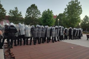 Nemiri u Nikšiću: Policija bacila suzavac VIDEO
