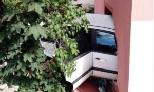 Srećom nema povrijeđenih: Automobilom uletio u kuću kroz prozor FOTO