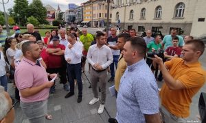 Hoćemo vodu ili dajte ostavke: Mještani Donjih Kola pred Gradskom upravom FOTO/VIDEO