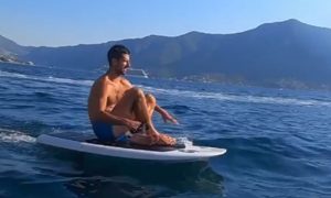 Savladano bez problema: Đoković se oprobao u foil surfingu VIDEO