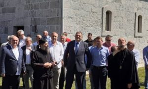 Donacija manastiru: Dodik u selu Pridvorica prisustvovao osveštanju zvona FOTO