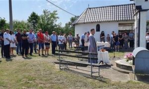 Uz prisustvo porodica i saboraca: Služen pomen za 11 palih boraca iz sela Grk kraj Broda