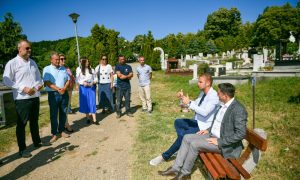 Trava pokošena, klupe popravljene: Stanivuković podijelio po 500 maraka radnicima Gradskog groblja