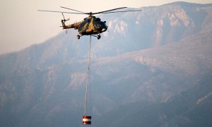 Piloti letjeli bez odmora: Helikopteri devet časova gasili požar u Boki kotorskoj
