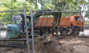 Bageri stigli u ranu zoru: Stanari pokušavaju da spriječe radove kod kina Kozara FOTO/VIDEO