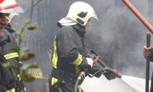 Na licu mjesta vatrogasci: Požar u krugu “Incela” u Banjaluci