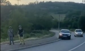 Prestizao trakom za pješake: Neshvatljivo divljanje vozača VIDEO
