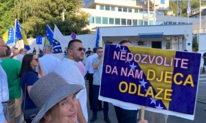 Protest ispred OHR-a počeo: Bakir i Sebija Izetbegović među prvima VIDEO