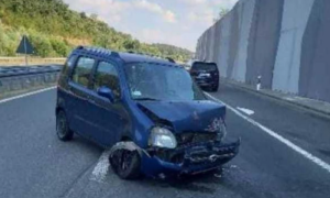 Saobraćajna nesreća na autoputu: Vozač izgubio kontrolu nad automobilom nakon pucanja gume