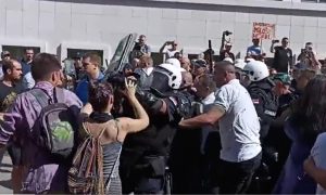 Pendreci i pesnice zbog Urbanističkog plana: Sukob demonstranata sa policijom u Novom Sadu VIDEO