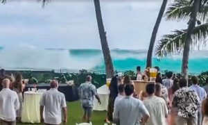 Uništio stolove i stolice: Veliki talas prekinuo svadbeno slavlje VIDEO