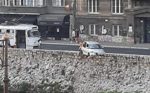 Automobilom oborio dio zida iznad korita rijeke Miljacke